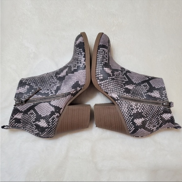 Universal Thread Snake Skin Booties - Picture 3 of 7